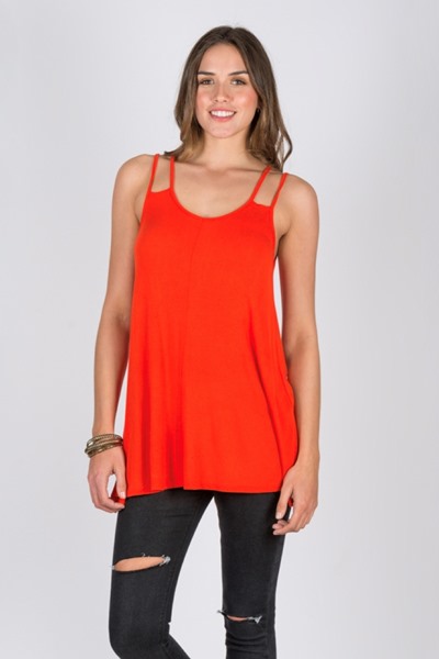 Imagen de MUSCULOSA LARGA C/ DISEÑO EN BRETELES.