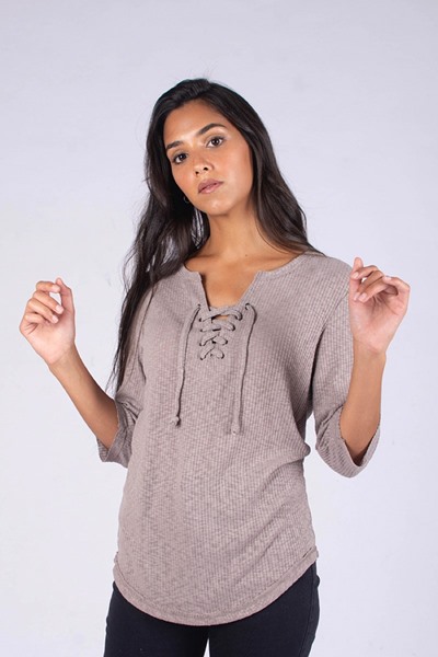 Imagen de BLUSA C/ ESCOTE ACORDONADO