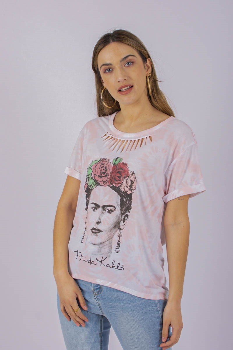 REMERA DISEÑO EN ESCOTE ESTAMPA