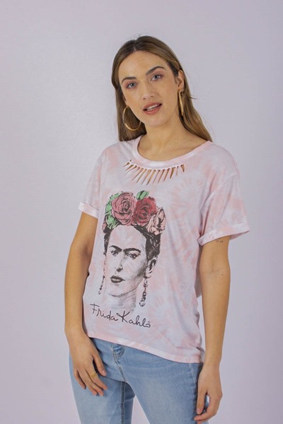 Imagen de REMERA C/ DISEÑO EN ESCOTE C/ ESTAMPA
