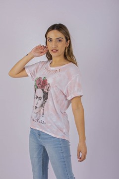 Imagen de REMERA C/ DISEÑO EN ESCOTE C/ ESTAMPA
