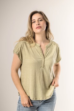Imagen de BLUSA C/ DISEÑO EN ESCOTE
