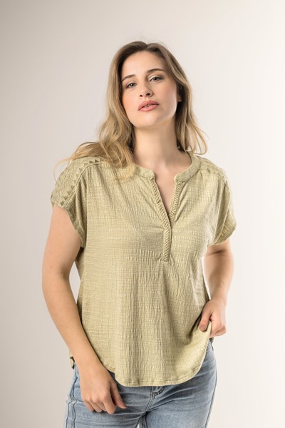 Imagen de BLUSA C/ DISEÑO EN ESCOTE