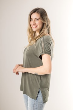 Imagen de BLUSA CON DISEÑO EN HOMBROS