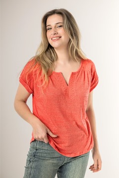 Imagen de BLUSA CON DISEÑO Y BORDADO