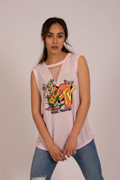 Imagen de BLUSA C/ ESTAMPADO Y DISEÑO EN ESCOTE