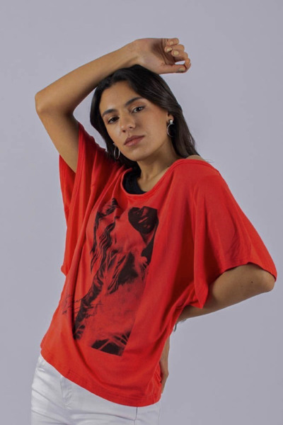 Imagen de REMERA SUPERPUESTA C/ ESTAMPA